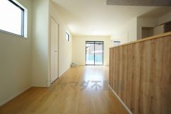 大きな窓のあるリビングは、陽光あふれる明るい空間です。居心地良く、ご家族皆がゆったり寛げる憩いの空間となりそうです。
