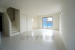 大きな窓のあるリビングは、陽光あふれる明るい空間です。居心地良く、ご家族皆がゆったり寛げる憩いの空間となりそうです。