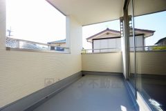 同仕様写真。1日の疲れを癒すくつろぎのバスルーム。足を伸ばしてもゆったりと入れるサイズです。お子様と一緒にお風呂に入っても狭くないですね^^