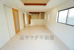 同仕様写真。家族が集まる開放的なリビング。約22帖の大空間で毎日のお食事が楽しみです＾＾思い思いの時間を過ごしたり、家族みんなで食事をしたり、素敵な団らんの場になりますね。