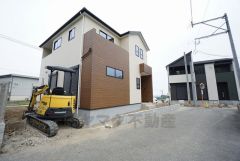 前面道路は交通量が少なく小さなお子様がいるご家庭も安心です＾＾ 全棟カースペースは2台付き。ご夫婦で1台づつ所有できます＾＾