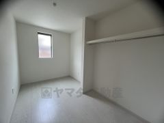 明るい洋室です。ナチュラル色のフローリングで開放的な優しい雰囲気になっています＾＾ベッドや机、ＴＶを置いてもゆとりのある広さです。