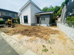 カースペースは停めやすい並列駐車2台付き＾＾ 前面道路は約5ｍ、間口が広く駐車がスムーズにできます＾＾