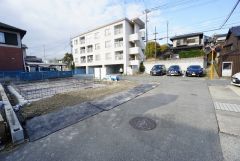 前面道路は公道北側約7.7ｍ、東側約4.1ｍ、私道南側約3.5ｍ。 2棟とも角地で風通し、日当たり良好＾＾