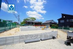スーパー・コンビニまで徒歩5分圏内＾＾周辺環境充実。西鉄バス高雄中央公園徒歩1分＾＾
