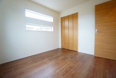 全居室にはたっぷり収納できる大型クローゼットを設置しています。窓には断熱性・保温性にすぐれ、省エネ効果のあるペアガラスを採用。冬には結露を防止します。