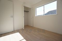 木目調のシンプルデザインで落ち着きと安らぎの空間に仕上げています。各部屋に収納が完備されているので、お荷物が多くなっても安心の設計です。