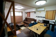 リビングは広々とした設計で、家族が集い、寛ぐ暮らしの空間を演出しています。思い思いの時間を過ごしたり、家族みんなで食事をしたり、素敵な団らんの場になりますね。