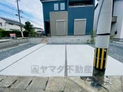 カースペースは停めやすい並列駐車3台付きで来客時も安心です＾＾ 前面道路は6ｍ～と駐車がスムーズにできます＾＾