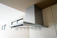 同仕様写真。調理により発生する油煙や臭いを吸い込み、屋外へ排気してくれます。