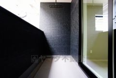 同仕様写真。インナーバルコニーは洗濯物を守りやすく、眩しすぎる日差しも和らげます。