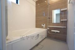 1日の疲れを癒すくつろぎのバスルーム。足を伸ばしてもゆったりと入れるサイズです。お子様と一緒にお風呂に入っても狭くないですね^^