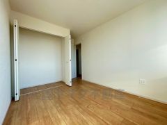 木目調のシンプルデザインで落ち着きと安らぎの空間に仕上げています。各部屋に収納が完備されているので、お荷物が多くなっても安心の設計です。