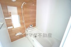 1日の疲れを癒すくつろぎのバスルーム。足を伸ばしてもゆったりと入れるサイズです。お子様と一緒にお風呂に入っても狭くないですね^^