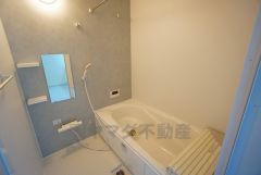 1日の疲れを癒すくつろぎのバスルーム。足を伸ばしてもゆったりと入れるサイズです。お子様と一緒にお風呂に入っても狭くないですね^^