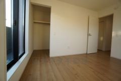 木目調のシンプルデザインで落ち着きと安らぎの空間に仕上げています。各部屋に収納が完備されているので、お荷物が多くなっても安心の設計です。