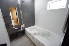 1日の疲れを癒すくつろぎのバスルーム。足を伸ばしてもゆったりと入れるサイズです。お子様と一緒にお風呂に入っても狭くないですね^^