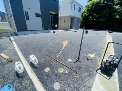カースペースは停めやすい並列駐車3台付き。