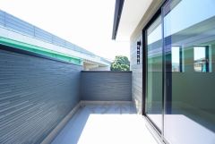 お洗濯物を干すスペースとしても十分な広さがあります。  お天気の良い日はお洗濯物がよく乾きそうな日当たり良好のバルコニー＾＾