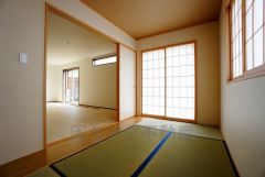 同仕様写真。リビングからの続き間として和室をご用意しました＾＾普段はリビングとつなげて開放的なスペースとして。来客時には客間としてお使いいただけます。