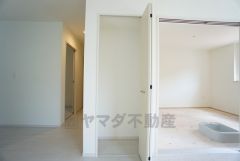 まとめ買いしてもこの収納量なら心配要らずのパントリー。調理家電や食品のストックをすっきりまとめられ、キッチン周りを広々使えます。