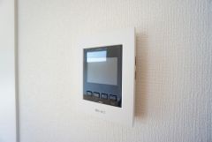 防犯性もばっちり、TVモニター付きインターフォン完備。大きなモニターで玄関先を確認できます。録画機能が付いているので不在時の訪問者も確認できて安心です^^