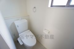 温水、暖房、ウォシュレット付の高機能トイレです。 1階、2階どちらにも節水省エネ仕様のシャワートイレを採用しています。