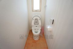 温水洗浄機付トイレです。節水機能もあるので、安心して使えますね。もちろん、1階2階の2ヶ所にトイレがあるので、忙しい朝にもゆとりができますね。