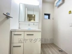 三面鏡つき洗面台。収納も一体型になっているので、ドライヤーやヘアアイロンの置き場に困りませんね。