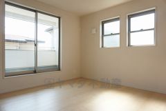 同仕様写真。2面採光を確保した明るい室内は、風通しも良く、大変居心地の良い空間となっております。爽やかな風を感じて起きる朝は、快適生活の始まりに。