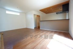 対面式キッチンを中心としたリビングダイニングで家族の会話が弾みそうです。