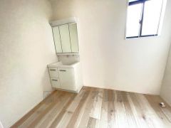 三面鏡つき洗面台。収納も一体型になっているので、ドライヤーやヘアアイロンの置き場に困りませんね。