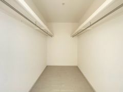 収納力豊富なウォークインクローゼット付き。洋服や小物などを1箇所にまとめて美しい収納を実現します。