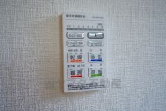 雨の日の洗濯も安心できる浴室暖房乾燥機付き浴室。リモコンで操作もボタン1つで簡単。 浴室暖房乾燥機には、暖房、乾燥、涼風、換気の4つの機能が付いています。タイマー付きです。