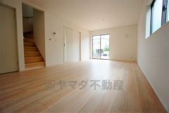 同仕様写真。大きな窓のあるリビングは、陽光あふれる明るい空間です。居心地良く、ご家族皆がゆったり寛げる憩いの空間となりそうです。