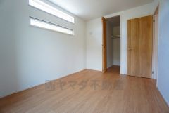 ウォークインクローゼット付きの洋室。スペースも広く、毎日のコーディネートが楽しくなります＾＾