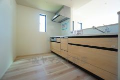 対面式カウンターキッチンでお子様の様子が見守れます。カウンタートップは耐熱性に優れており、日ごろのお掃除もふき取るだけでＯＫ。ステンレスシンクも簡単にお掃除できますよ。