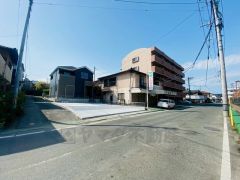 東側前面道路は8.35ｍと幅広く、車の離合もスムーズにできます。 駐車も余裕を持ってお停めできます＾＾