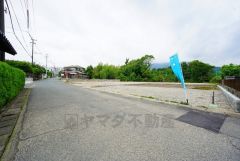 前面道路は公道東側約6.1ｍ、南側約6.3ｍ。幅広いため車の離合もスムーズです＾＾西鉄バス市立病院停徒歩4分。並列駐車4台分＾＾