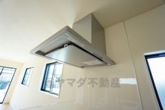 調理により発生する油煙や臭いを吸い込み、屋外へ排気してくれます。