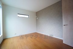 デザインクロスが2階洋室の雰囲気を上品に仕上げています。いつもと違う雰囲気のお部屋をお楽しみください。