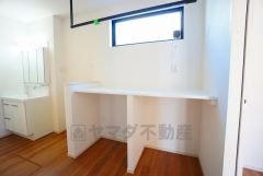 洗面室には便利なカウンター付き。 家事の合間にちょっとした作業やPC利用も可能な多目的スペース＾＾