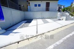 停めやすい並列駐車3台付き。