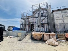 全棟南向き＾＾カースペース4台＾＾ 設備仕様も充実した新築戸建です。 快適でゆとりのある生活空間で新生活を始めましょう^^