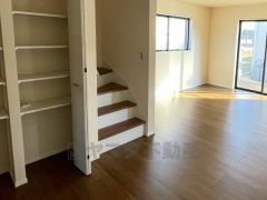 ご年配の方でも安心できる、手すり付き階段です＾＾段差も低めで設定されてますので安全性にも優れてますね＾＾