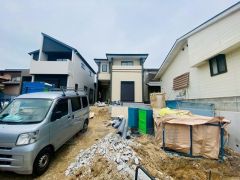 カースペースは停めやすい並列駐車2台付き。 前面道路は約6ｍと駐車がスムーズにできます＾＾