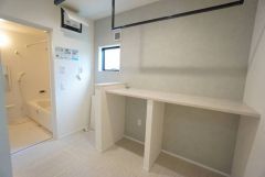 便利な洗面室収納。散らかりがちなバスタオルや清掃用品、化粧品や予備のシャンプー等もきれいに整頓できますね。落ち着いたホワイトトーンの扉なので、観葉植物を置いてもおし