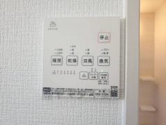 同仕浴室暖房乾燥機には、暖房、乾燥、涼風、換気の4つの機能が付いています。タイマー付きです。