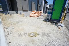 カースペースは停めやすい並列駐車3台付きで来客時も安心です＾＾ 前面道路は6ｍ～と駐車がスムーズにできます＾＾