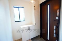 たっぷり収納できるシューズボックスです。家族全員の靴がきれいに整頓できます。棚の上にお花や写真を飾っても良いですね。